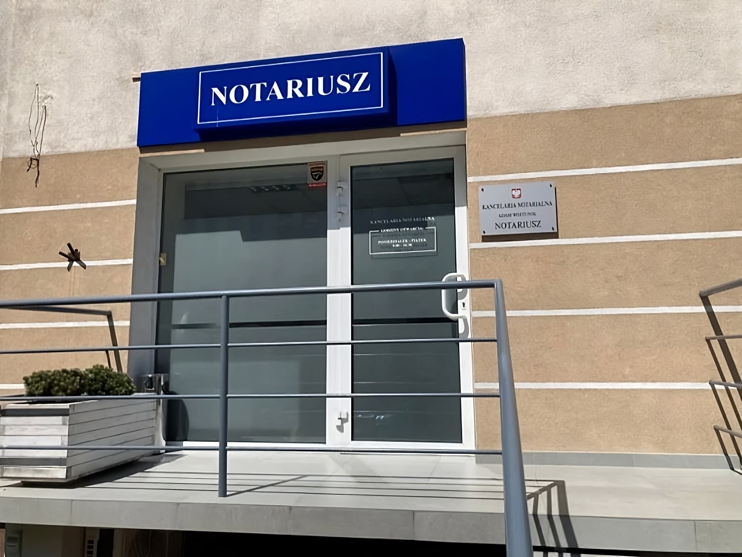 wejście do kancelarii notarialnej